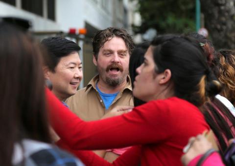  Atores de 'Se Beber, Não Case!' atendem a fãs brasileiros na porta do hotel